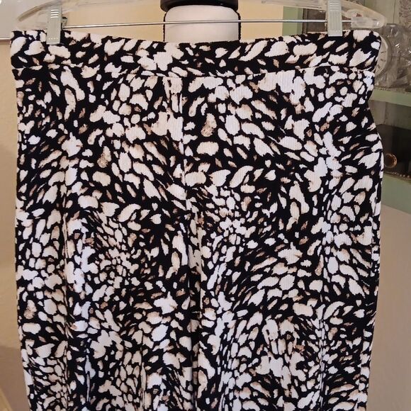 Tahari Pull On, Textured, Wide Leg Pants. Boho, Animal Print - Picture 2 of 6